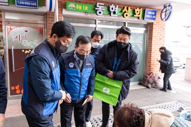 ▲ 왼쪽부터 원흥대 본부장, 장정일 대외협력처장.ⓒ월성본부