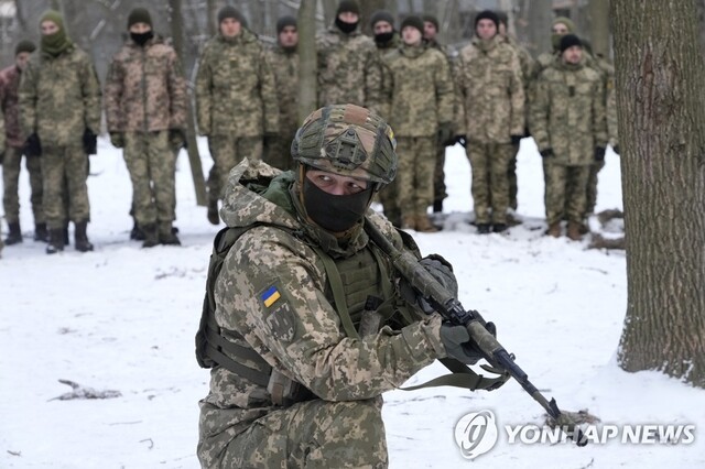 ▲ '러시아 침공 우려' 속 훈련하는 우크라이나 민방위 부대.ⓒ연합뉴스