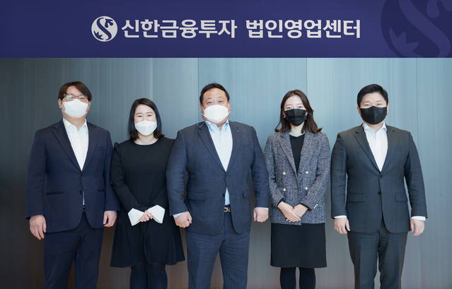 ▲ 허정운 신한금융투자 법인영업센터장과 직원들이 오픈을 기념해 사진촬영을 하고 있다. ⓒ신한금융투자