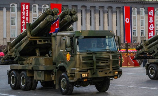 ▲ 북한의 구경 300mm 신형 방사포 KN-09. 사거리는 약 200km다. ⓒ북한 열병식 영상캡쳐.