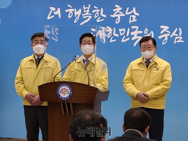 ▲ 양승조 충남도지사가 27일 도청 프레스센터에서 코로나19 확산 대응추진단 구성 등과 관련해 담화문을 발표하고 있다. 양 지사의 담화문 발표에는 김석환 홍성군수(충남시장군수협의회장), 전익현 충남도의회 제1부의장이 배석했다.ⓒ김정원 기자