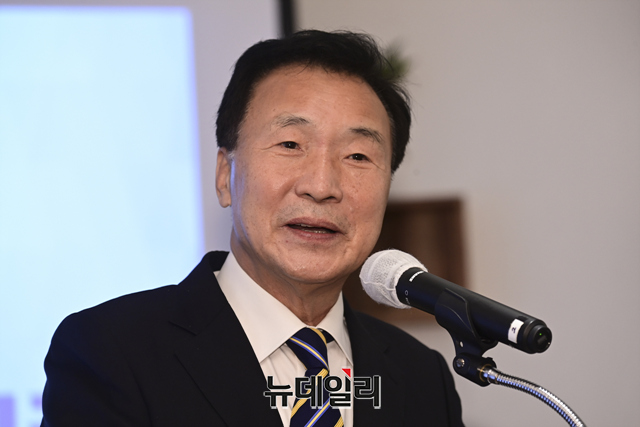 ▲ 손학규 전 바른미래당 대표가 2021년 11월 29일 서울 여의도의 한 카페에서 대선출마 선언을 하고 있다. ⓒ정상윤 기자