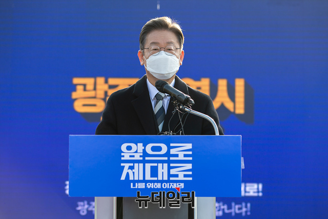 27일 이재명 더불어민주당 대선 후보가 광주 광산구 광주공항에서 지역발전 공약을 발표하고 있다. ⓒ뉴데일리(사진=이재명 캠프)
