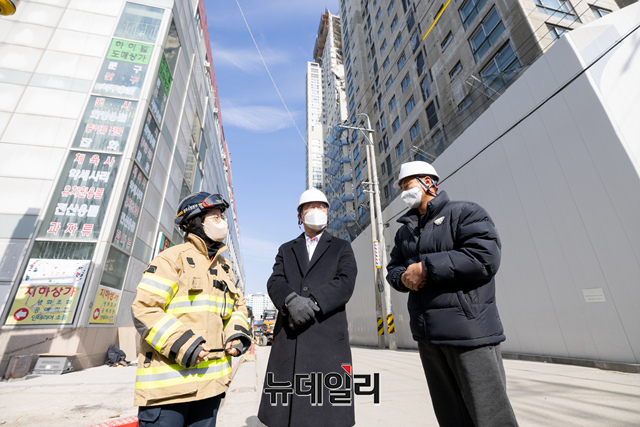 ▲ 27일 이재명 더불어민주당 대선후보가 광주시 서구 광주화정아이파크 붕괴사고 현장을 둘러보고 있다. ⓒ뉴데일리(사진= 이재명 캠프)