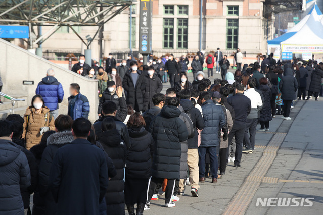 ▲ 오미크론 확산 등의 영향으로 0시기준 코로나19 신규 확진자가 역대 최다인 1만4518명으로 집계된 27일 오전 서울 중구 서울역광장 코로나19 임시선별검사소에서 시민들이 검사를 받기 위해 줄서 기다리고 있다.ⓒ뉴시스