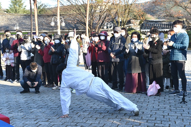 ▲ 지난해 11월 호반힐링걷기 참가자들이 기념행사를 관람하고 있다.ⓒ경북관광공사