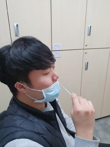 ▲ 충주종합운동장 임시선별진료소에서 자가진단키트 검사를 하고 있다.ⓒ충주시