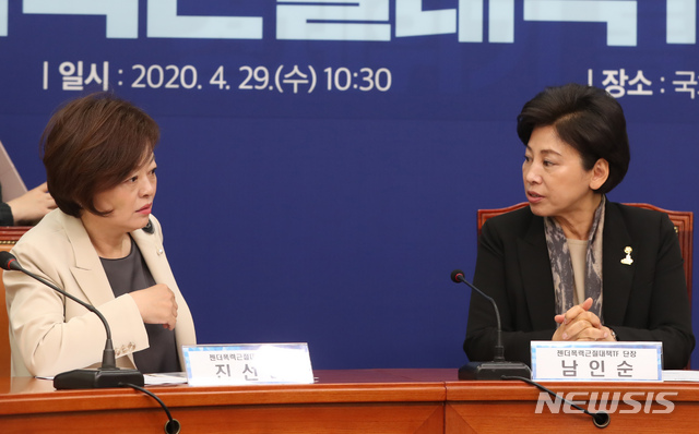 ▲ 진선미 더불어민주당 의원(왼쪽)과 남인순 민주당 의원. ⓒ뉴시스