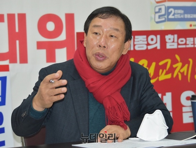 ▲ 국민의힘 세종시 대통령 선거 최민호 총괄선대위원장이 28일 세종시당 사무실에서 기자간담회를 열고 윤석열 대선 후보의 미래전략특별시 등 7대 세종시 공약을 설명하고 20대 대통령 선거에서 윤석열 후보를 반드시 당선시켜야 한다며 지지를 호소하고 있다.ⓒ이길표 기자