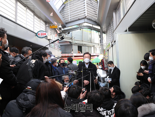 ▲ 이재명 더불어민주당 대통령후보가 지난 27일 오후 광주 북구 말바우시장을 방문해 시민들과 인사를 나누고 있다.ⓒ이종현 기자(사진=이재명 캠프)