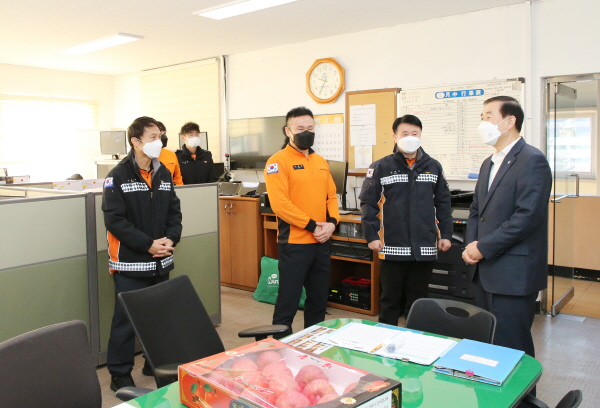 ▲ 조길형 충주시장이 설 연휴 첫날인 29일 관내 119안전센터를 방문해 근무자을 격려했다.ⓒ충주시