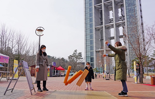 ▲ 지난해 설을 맞아 경주엑스포대공원을 찾은 관광객들이 대형 웇놀이를 하고 있다.ⓒ경주엑스포