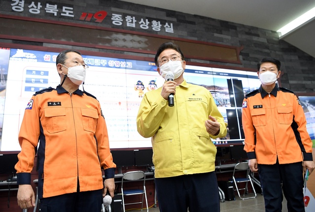 ▲ 이철우 경북도지사가 연휴 첫날인 29일 119 종합상황실을 찾아 근무자를 격려했다.ⓒ경북도