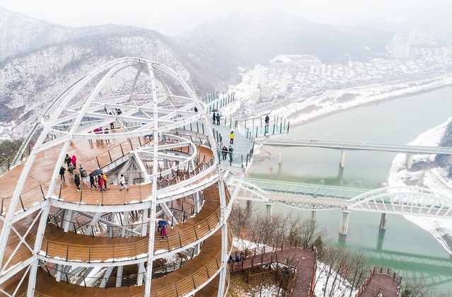 ▲ 단양군의 랜드마크 만천하 스카이워크. 겨울에는 만천하 스카이워크에서 바라보는 아름다운 설경이 특히 아름답다.ⓒ단양군