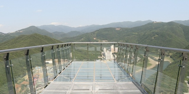 ▲ 단양 만천하스카이워크 정상에 설치된 유리 전망대.ⓒ단양군