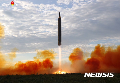 ▲ 북한 조선중앙TV가 16일 평양 순안비행장에서 진행된 IRBM(중거리급탄도미사일) '화성-12형' 발사 장면을 공개하고 있다.조선중앙TV는 