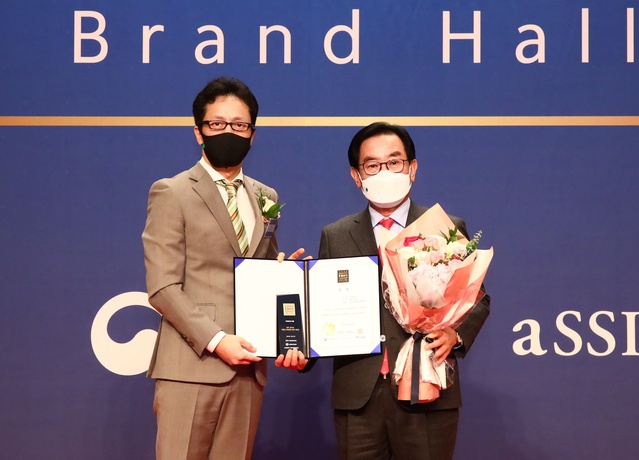 ▲ 칠곡군의 낙동강세계평화문화 대축전이 지난 27일 스위스그랜드호텔에서 진행된 ‘2022 대한민국 브랜드 명예의 전당’에서 ‘지역축제 부문’에 선정됐다.ⓒ칠곡군