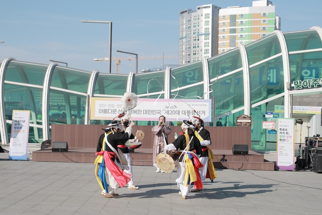 ▲ 대구시선거관리위원회는 지난 27일 오후 2시~2시 50분, 동대구역 광장 3번 출구 앞에서 ‘제20대 대통령선거 D-40 홍보캠페인’을 개최했다.ⓒ대구시선관위