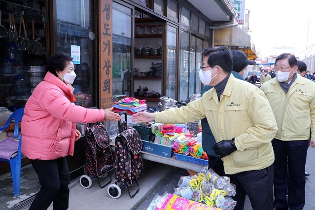 ▲ 양승조 충남도지사가 31일 홍성시장에서 상인들을 찾아 격려하고 있다.ⓒ충남도