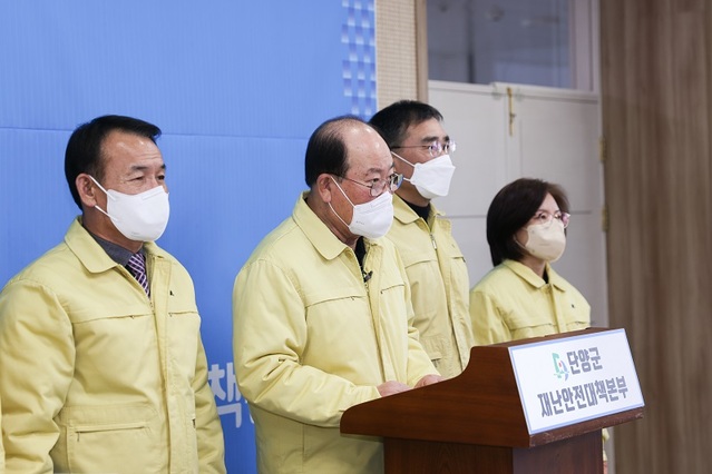 ▲ 류한우 충북 단양군수가 지난 31일 관내 사찰에서 집단감염이 발생하자 군청에서 긴급 브리핑을 하고 있다.ⓒ단양군