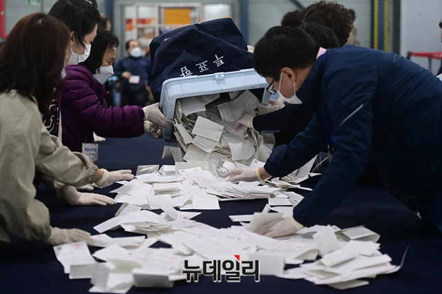 ▲ 지난해 4.7재보궐선거 당시 개표사무원들이 서울 강남구 세텍에 마련된 개표소에서 투표함을 개함하고 개표를 하고 있다.ⓒ정상윤 기자