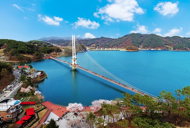 ▲ 황새 날개를 상징하는 충남 예산군 예당호 출렁다리. 예당호 출렁다리는 전국에서 가장 아름 출렁다리로 꼽힌다.ⓒ예산군