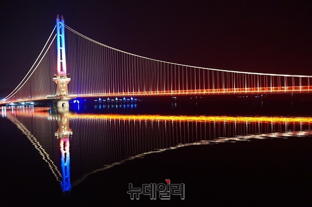 ▲ 충남 예산군 예당저수지 출렁다리의 아름다운 야간 경관. 이 출렁다리는 낮에 봐도 아름답지만 밤에 보면 그 야경이 장관이다.ⓒ뉴데일리 D/B