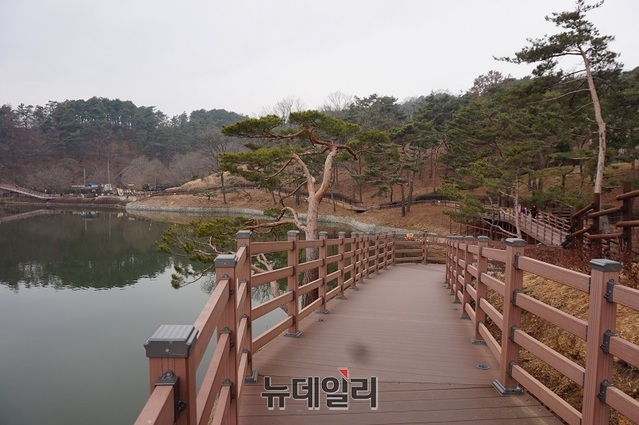 ▲ 에산군 예당호 출렁다리 맞은 편에 조성된 아름다운 느린호수길.ⓒ뉴데일리 D/B