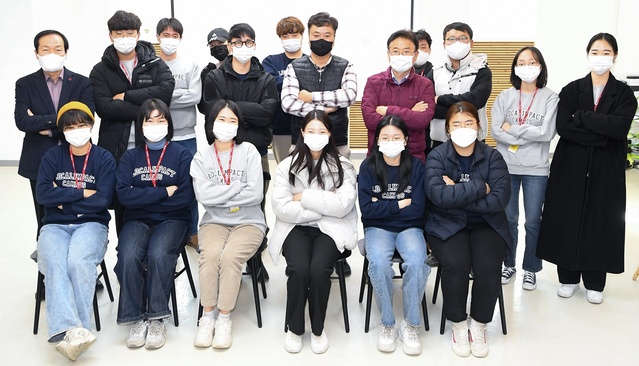 ▲ 이철우 지사는 지난 28일 의성 청년 테마파크에서 진행된 ‘로컬 임팩트 캠퍼스’사업에 참여하고 있는 수도권 대학생 12명을 만나 이들이 연구하고 있는 주제와 청년들의 지방살이에 대한 의견을 교환했다.ⓒ경북도