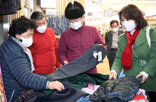 ▲ 이 지사는 성주 전통시장을 찾아 온누리 상품권으로 떡, 과일 등 명절 성수품을 구입하면서 장바구니 물가를 살피고, 코로나19 장기화로 큰 고통을 받고 있는 전통시장의 방역상황을 점검했다.ⓒ경북도