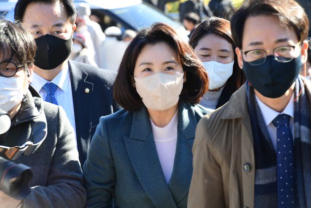 ▲ 더불어민주당 이재명 대선 후보의 아내 김혜경씨가 지난해 11월 28일 오전 경남 남해군 성담사에서 열린 낙성식 및 타종식 대법회에 참석해 행사장으로 이동 중인 모습. ⓒ뉴시스