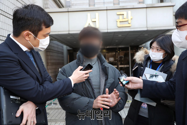 ▲ 대장동 개발 실무작업을 담당했던 한모 씨가 증인으로  지난 1월17일 오후 서울 서초구 중앙지법에서 열린 오전 공판을 마친 직후 법원을 나서고 있다.ⓒ강민석 기자