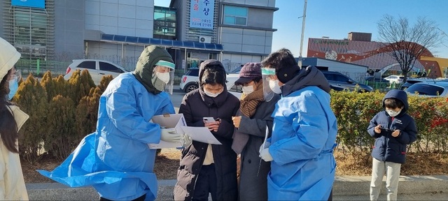 ▲ 충북 청주시의회는 지난 1일 오후 상당보건소 선별진료소에서 전자문진표 작성 등 봉사 활동을 실시했다. 최충진 의장 등 청주시의회 의원들은 PCR 검사를 받기 위해 방문한 시민들에게 전자문진표 작성방법을 안내하고 대기줄을 안내하는 등 일손을 도왔다.ⓒ청주시의회