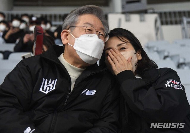 ▲ 이재명 더불어민주당 대선후보와 부인 김혜경 씨가 지난해 11월 18일 서울 고척돔에서 열린 프로야구 한국시리즈 4차전을 관람하며 대화를 나누는 모습. ⓒ뉴시스