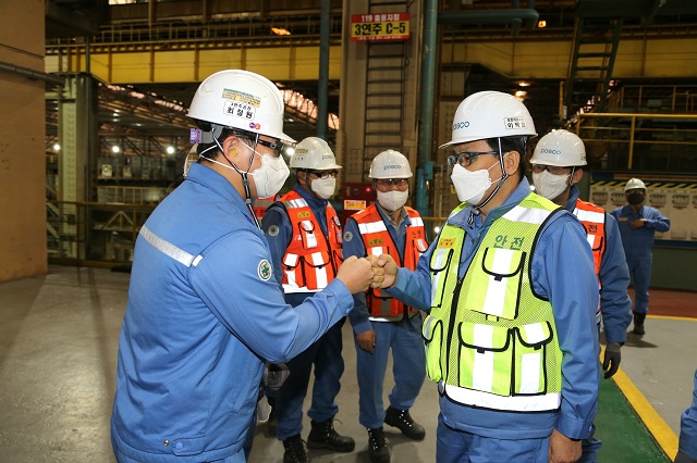 ▲ 이백희 소장이 현장에 방문해 격려 인사를 전하고 안전 조업을 당부하고 있다.ⓒ포항제철소