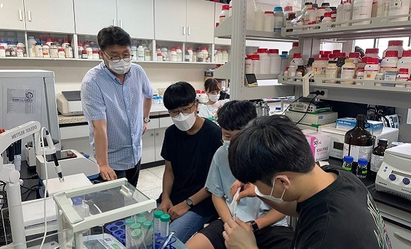 ▲ 목원대 미생물생명공학과 실험실에서 이봉수 교수(왼쪽)가 대덕고 학생들의 실험을 지도하고 있다.ⓒ목원대