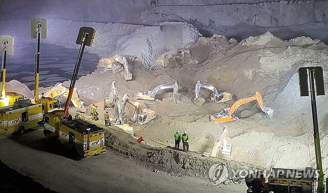 ▲ 소방당국과 경찰이 31일 오후 경기 양주시 은현면 도하리 삼표산업 채석장 붕괴·매몰사고 현장에서 눈이 내리는 가운데 실종자를 수색하고 있다. ⓒ연합뉴스