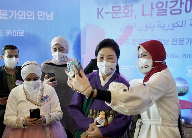 ▲ 문재인 대통령과 이집트를 공식 방문했던 김정숙 여사가 지난달 20일(현지시간) 카이로 세인트레지스 호텔에서 열린 이집트 한국문화 홍보 전문가들과의 간담회에서 참석자들과 '셀카'를 찍고있다.