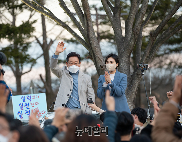 ▲ 이재명 더불어민주당 대선 후보와 배우자 김혜경씨가 지난해 12월10일 오후 경북 경주 황리단길을 찾아 시민들에게 지지를 호소하고 있다. 자료사진. ⓒ이종현 기자