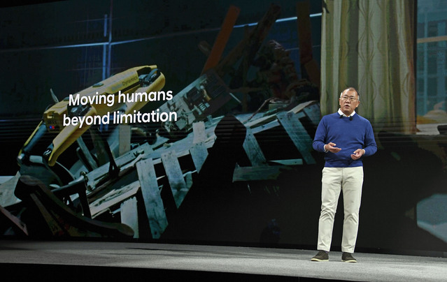 ▲ 정의선 현대차그룹 회장이 CES 2022에서 발표를 하는 모습. ⓒ현대차그룹