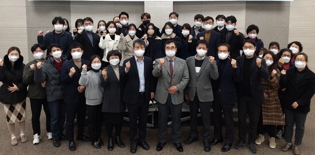 ▲ 신임 정재황 충북산학융합본부원장이 3일 취임식을 가진 뒤 직원들과 기념촬영을 하고 있다.ⓒ충북산학융합본부
