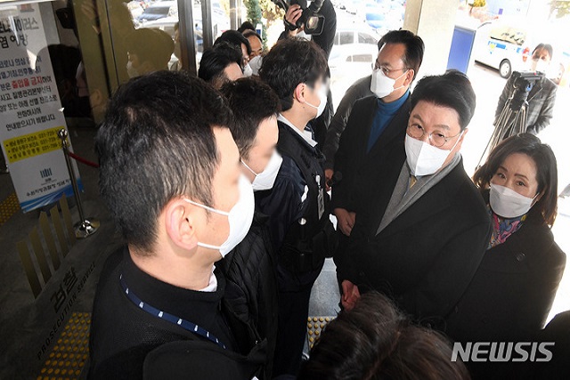 ▲ 국회 법제사법위원회 국민의힘 의원들이 3일 오전 '성남FC 불법 후원금 수사 무마 의혹'에 대해 항의를 하기 위해 경기도 성남시 수원지방검찰청 성남지청을 방문하고 있다.ⓒ뉴시스