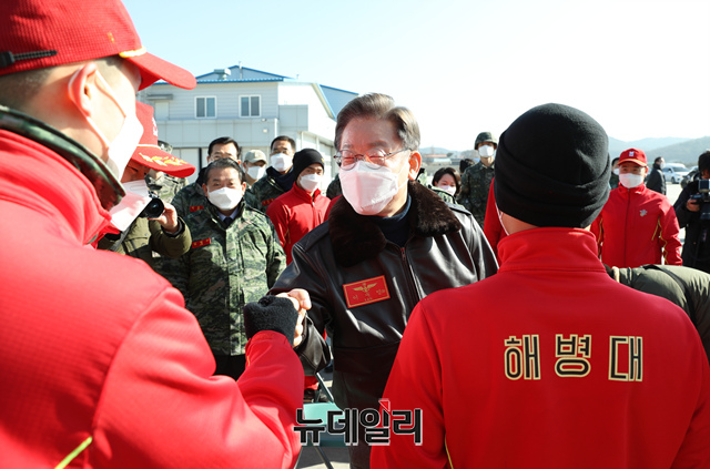 ▲ 이재명 더불어민주당 대선후보가 지난달 28일 경기도 김포시 해병대 2사단 항공부대를 방문해 장병들과 대화를 나누고 있다. ⓒ뉴데일리 DB