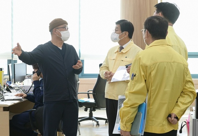 ▲ 이춘희 세종시장이 3일 세종생활치료센터를 방문해 현장 근무자들의 애로사항 등을 청취하고 있다.ⓒ세종시