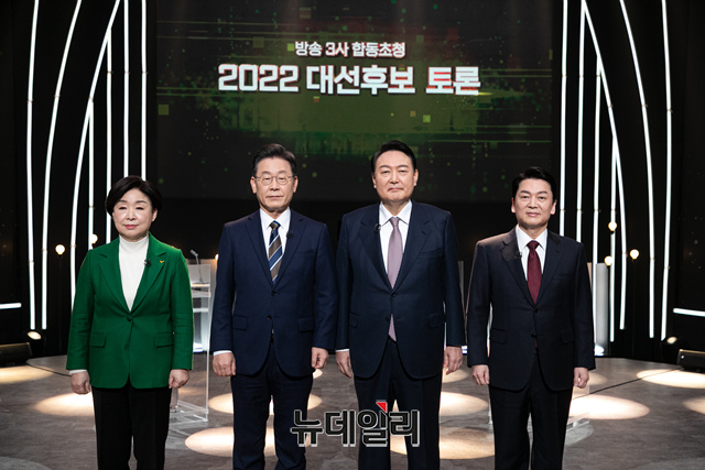 ▲ 20대 대통령 선거 후보들(심상정 정의당, 이재명 더불어민주당, 윤석열 국민의힘, 안철수 국민의당 후보)이 3일 오후 서울 영등포구 KBS 공개홀에서 열린 지상파 방송 3사(KBS·MBC·SBS) 합동 초청 대선후보 토론회 시작에 앞서 기념촬영을 하고있다. ⓒ뉴데일리 DB