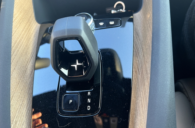 ▲ 특이한 디자인이 반영된 기어 셀렉터 ⓒ김재홍 기자