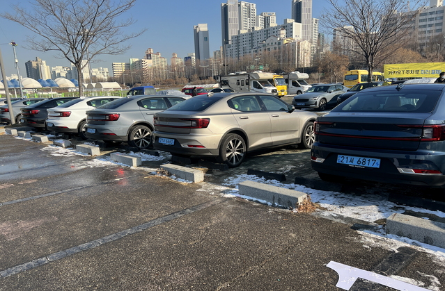 ▲ 행사장 주변에 주차된 폴스타2 모습. ⓒ김재홍 기자