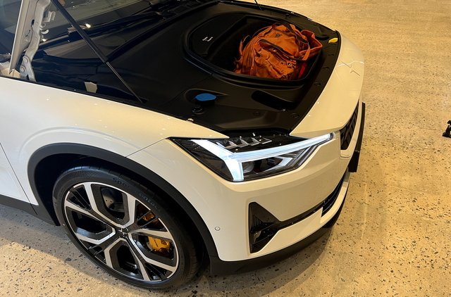 ▲ 보닛을 열었더니 보관함이 위치해있다. ⓒ김재홍 기자