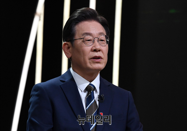 ▲ 이재명 더불어민주당 대통령 후보가 지난 3일 오후 서울 영등포구 KBS 공개홀에서 열린 지상파 방송 3사(KBS·MBC·SBS) 합동 초청 대선후보 토론회에서 발언을 하고 있다. ⓒ공동취재단