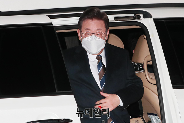 ▲ 이재명 더불어민주당 대선후보가 3일 밤 서울 여의도 KBS 공개홀에서 진행된 지상파 방송 3사 합동 초청 대선후보 토론회에 이동하고 있다. ⓒ강민석 기자